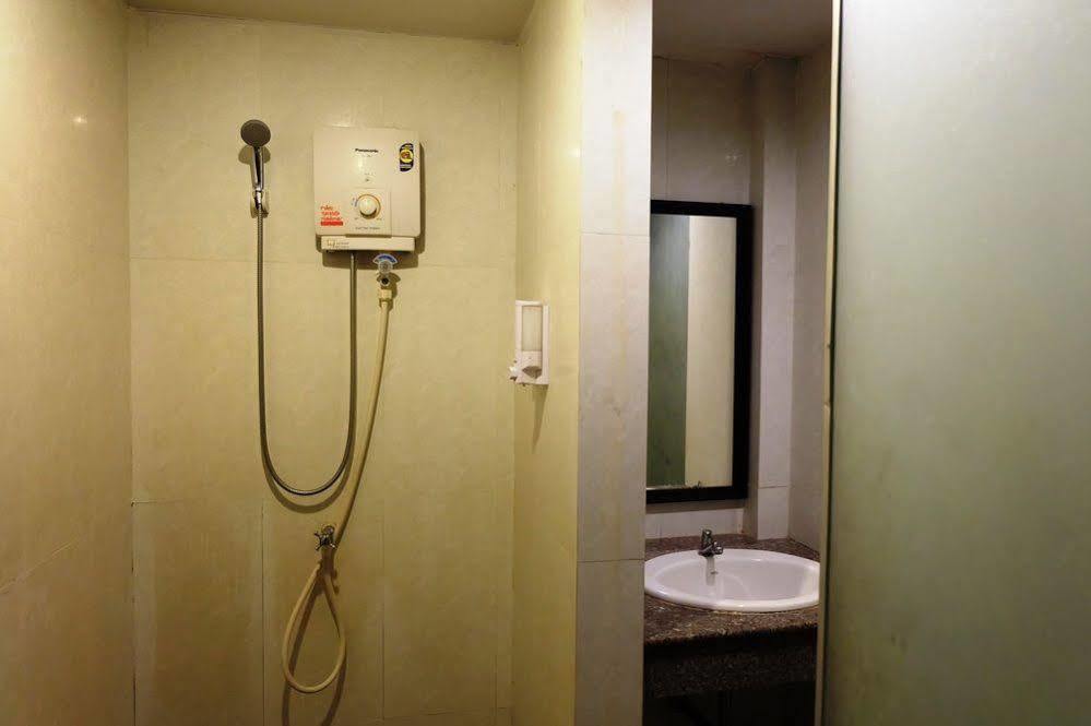 Everest Boutique Hotel Бангкок Экстерьер фото